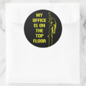 ‘Mijn kantoor ligt op de bovenste verdieping’ gele Ronde Sticker (Tas)