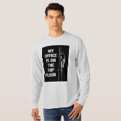 "Mijn kantoor staat op de bovenste verdieping", wi T-shirt (Voorkant volledig)