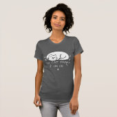 Mijn kat denkt dat ik in orde ben. t-shirt (Voorkant volledig)