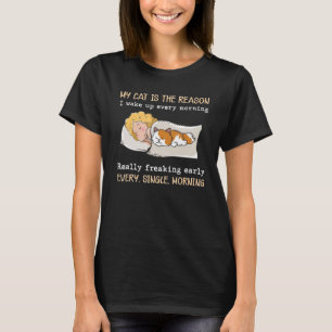 Mijn kat is de reden waarom ik elke ochtend wakker t-shirt