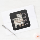 Mijn kat krijgt me grappige kat vierkante sticker (Envelop)