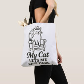 Mijn kat laat me hier wonen - Grappige kattenliefh Tote Bag (Dichtbij)