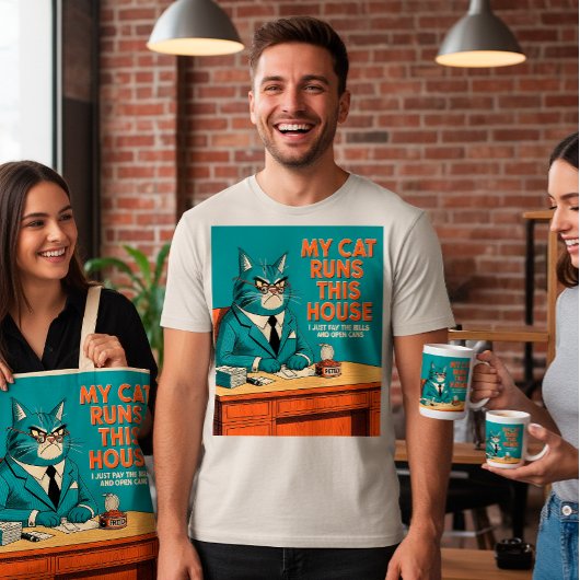 Mijn kat runt dit huis | grappige kat citaat t-shirt