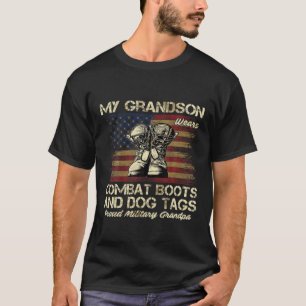 Mijn kleinzoon draagt de kambots en de hondenzakke t-shirt