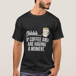 Mijn koffie en ik hebben een moment voor koffie li t-shirt