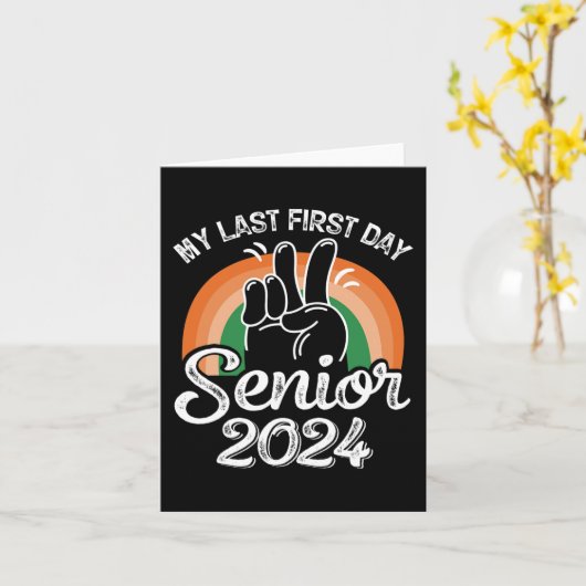 Mijn laatste eerste dag Senior 2024 Retro terug T Kaart (Gele Bloem)