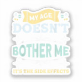 Mijn leeftijd stoort me niet Oude mensen sarcastis Sticker (Voorkant)