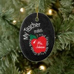 Mijn leraar maakt 1st grade Rock | Chalkboard Keramisch Ornament<br><div class="desc">🍎 Ornament van de leraar klaar om je te personaliseren. 📌 Als u meer aanpassing nodig hebt, klikt u op de knop "Klik om verder aan te passen" of "Ontwerp aanpassen of bewerken" en gebruikt u ons ontwerpgereedschap om de grootte van de grootte van de tekst te wijzigen, te roteren,...</div>