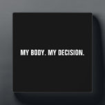 Mijn lichaam mijn beslissing zwarte blanke abortus fotoplaat<br><div class="desc">Mijn lichaam, mijn beslissing, Pro-keuze zwarte en witte aangepaste tekst minimalistisch modern plaque bord. minimalistische moderne, elegante stijl. Een pro-keuze abortusrechtenbeweging is een sociopolitische beweging in de Verenigde Staten die het uitzicht steunt dat een vrouw het wettelijke recht moet hebben op een electieve abortus, wat het recht inhoudt om haar...</div>