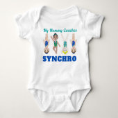 Mijn mama coaches Synchro Synchronized Swimmer Gir Romper (Voorkant)