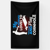 Mijn man houdt van zijn zak en speelt Cornhol. Spandoek (Verticaal)