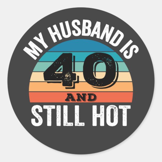 Mijn man is 40 en nog steeds heet ronde sticker (Voorkant)