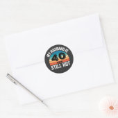 Mijn man is 40 en nog steeds heet ronde sticker (Envelop)