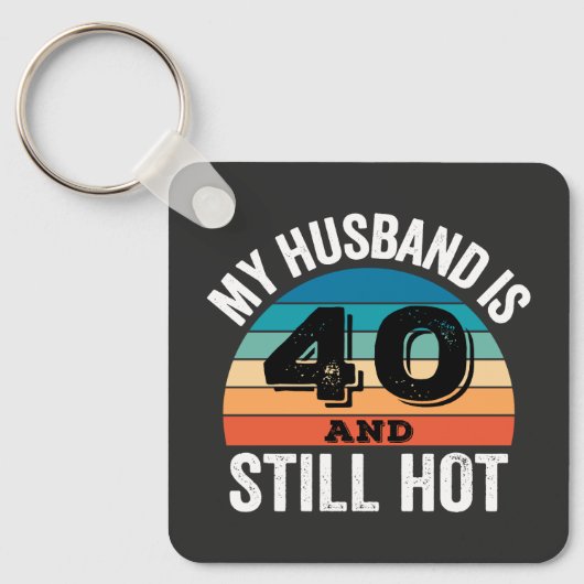 Mijn man is 40 en nog steeds heet sleutelhanger (Voorkant)