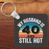 Mijn man is 40 en nog steeds heet sleutelhanger (Voorkant)