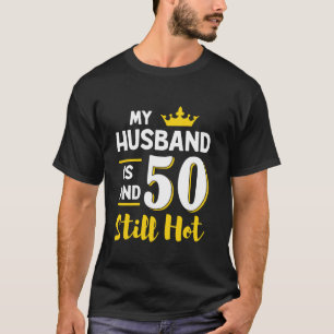 Mijn man is 50 en nog steeds heet 50ste verjaardag t-shirt