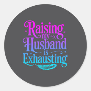Mijn man opvoeden is uitputtend grap vrouw grappig ronde sticker