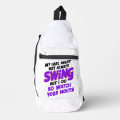 Mijn meisje zwaait misschien niet altijd, maar ik  sling bag (Voorkant)