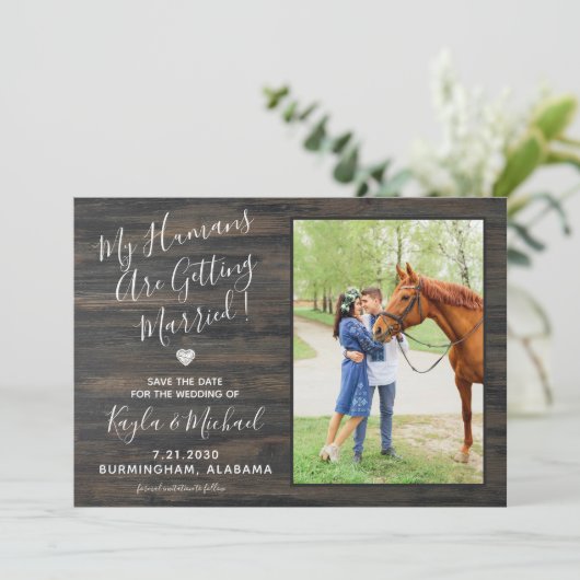 Mijn mensen die met een rustic weddenschapspaard t save the date (Staand voorkant)