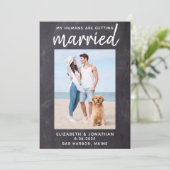 Mijn mensen worden getrouwd met een bijtende hond. save the date (Staand voorkant)