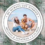 Mijn mensen zijn getrouwd en hebben een aangepast  ronde sticker<br><div class="desc">Voeg de afsluitende aanraking toe aan de huwelijksaankondigingen van je hond met deze aangepaste foto, en personaliseerde 'Mijn mensen hebben gehuwde stickers. Pas uw favoriete foto, namen en datum aan. COPYRIGHT © 2020 Judy Burrows, Black Dog Art - Alle rechten voorbehouden. Mijn mensen hebben een gehuwde Sticker voor aangepaste fotoweddenschappen...</div>