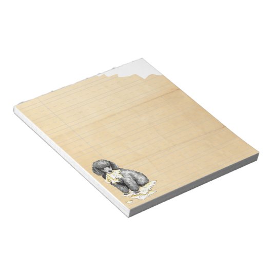 Mijn miniatuurpoot over mijn thuiswerk notitieblok (Schuin)