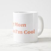 Mijn Moeder Denkt Dat Ik Cool Ben Quote Grote Koffiekop (Voorkant rechts)