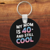 Mijn moeder is 40 en nog steeds coole 40e verjaard sleutelhanger (Voorkant)