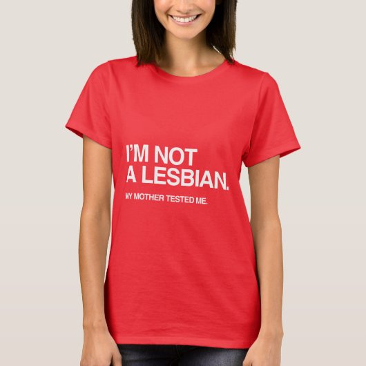 MIJN MOEDER TESTDE ME LESBIAN T-SHIRT (Voorkant)