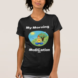 Mijn ochtendmedicatie onder een boom in de lente t-shirt