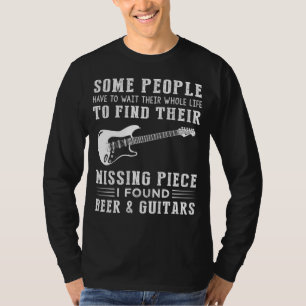 Mijn ontbrekende stuk vinden: bier, gitaar en ritm t-shirt