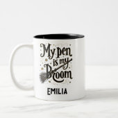 Mijn pen is mijn bezem aangepaste naam Halloween M Tweekleurige Koffiemok (Links)