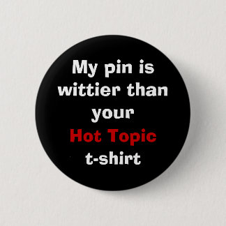 Mijn pin is witter dan je T-shirt met het Hot Topi Ronde Button 5,7 Cm