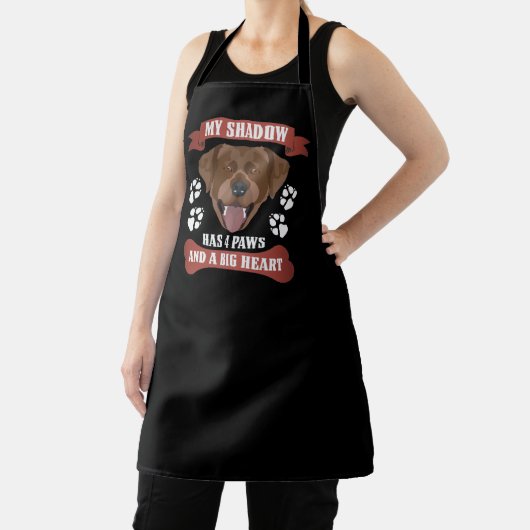 Mijn schaduw heeft vier poten, chocolade labrador, schort (Insitu)