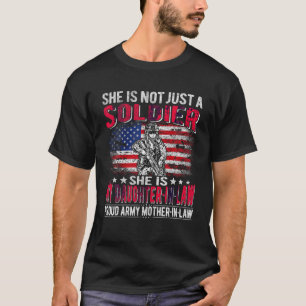 Mijn schoondochter is een soldaat trotse legermoed t-shirt