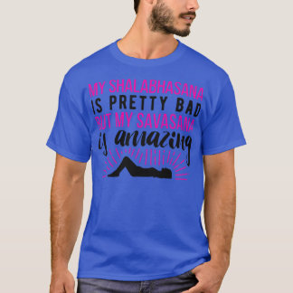 Mijn Shalabhasana is  slecht, maar mijn savasana i T-shirt