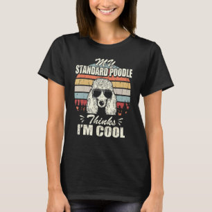 Mijn standaard poedel denkt in coole retro t-shirt