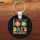 Mijn studenten zijn 100 dagen slimmer Retro Groovy Sleutelhanger (Voorkant)