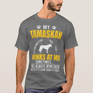 Mijn Tamaskan wint me aan de eigenaar van de hond T-shirt