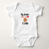 Mijn tante houdt van mij een Latte Baby Shower Cad Romper (Voorkant)