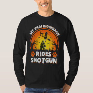 Mijn Thai Ridgeback-hond rijdt op heks met jachtge T-shirt