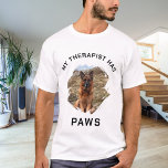 Mijn therapeut heeft poten hond foto t-shirt<br><div class="desc">Voor een wit/licht gekleurd T-shirt. Zwarte tekst. Voor een hondenliefhebber! Personaliseer en voeg een foto van uw hond toe. Tekst: Mijn therapeut heeft poten</div>