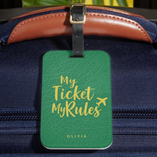 Mijn Ticket Mijn Regels | Donkergroene Monogram Bagagelabel (Voorkant Insitu 2)