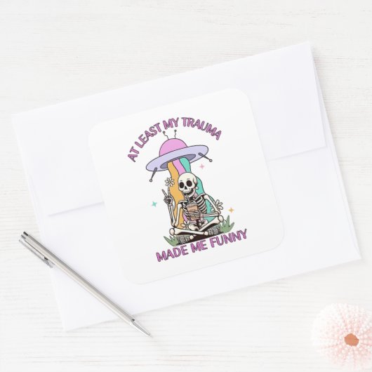 Mijn trauma maakte me tenminste grappig vierkante sticker (Envelop)