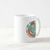 MIJN TUMMY HURTS EN IK BEN GEMAAKT BIJ DE REGERING KOFFIEMOK (Voorkant rechts)