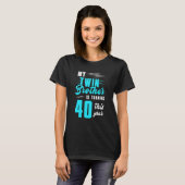 Mijn tweelingbroer draait dit jaar om 40 t-shirt (Voorkant volledig)