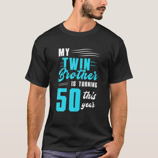 Mijn tweelingbroer draait dit jaar om 50 t-shirt (Voorkant)