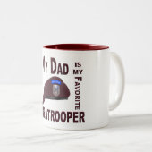 Mijn vader is mijn favoriete paratrooper tweekleurige koffiemok (Voorkant rechts)