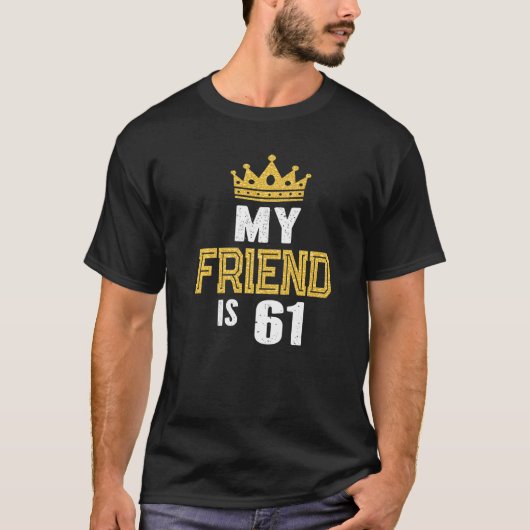 Mijn vriend is 61 jaar oud 61ste verjaardag idee v t-shirt (Voorkant)