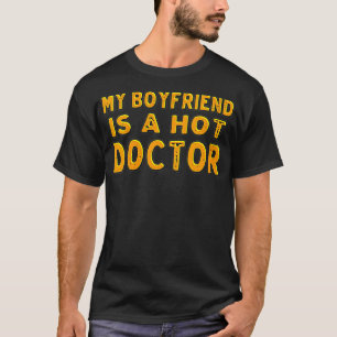 Mijn vriendin is een hot Doctor VNeck T-shirt